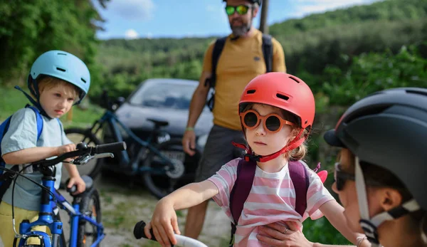 Portrait Young Family Little Children Preapring Bike Ride Standing Ready — 스톡 사진