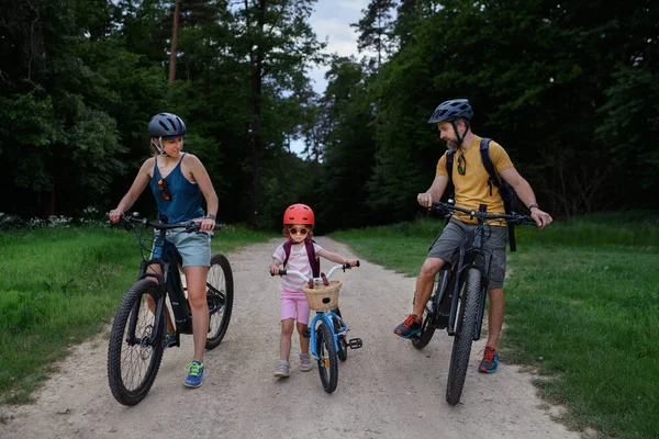 Eine Junge Familie Mit Kleinem Kind Radelt Sommer Auf Der — Stockfoto