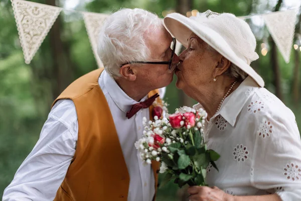 Senior Couple Having Marriage Kising Nature Summer Day — Fotografie, imagine de stoc