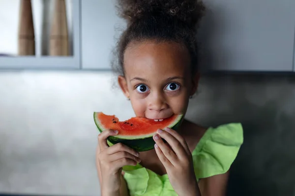 Multiracial Girleating Melon Kitchen Hot Sunny Days — Stok fotoğraf