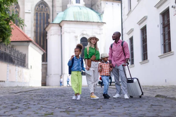 Happy Multiracial Family Travel Together Suitcases Walking Old City Centre — ストック写真
