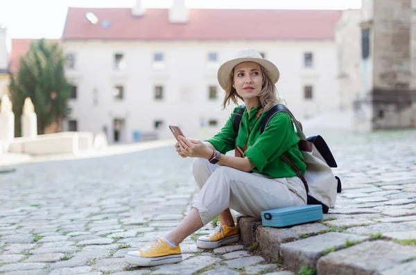 Young Blond Woman Travel Alone Old City Centre Sitting Using — 图库照片