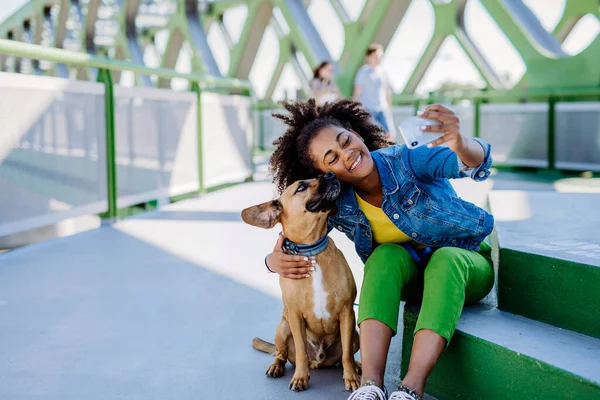 Multiracial Girl Sitting Resting Her Dog Bridge Taking Selfie Him — Stockfoto