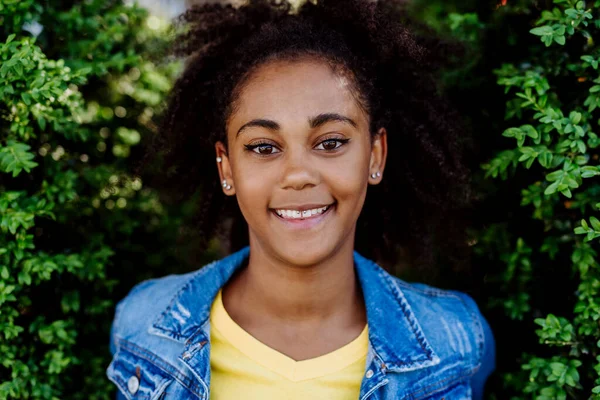 Portrait Young Happy Multiracial Teenage Girl Afro Hair Standing Outdoor — Foto Stock