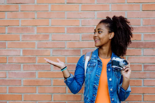 Multiracial Girl Standing Front Brick Wall Camera Posing — 图库照片