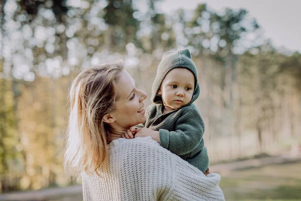 Mother Holding Her Little Baby Son Wearing Knitted Sweater Walk — Zdjęcie stockowe