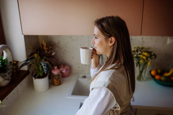 Smiling Young Woman Dreamy Face Drinking Morning Coffee Her Kitchen — Foto de Stock