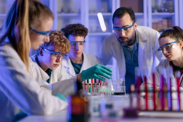 Estudantes Ciências Que Fazem Uma Experiência Química Laboratório Universidade — Fotografia de Stock