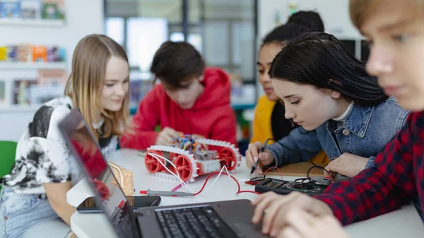 Bir Grup Lise Öğrencisi Robot Sınıfında Elektrikli Oyuncaklar Robotlar Yapıyor — Stok fotoğraf