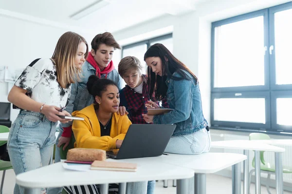 Studenti Střední Školy Sedí Společně Psacím Stolem Používají Notebook Mluví — Stock fotografie