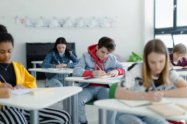 Μαθητές Λυκείου Που Δίνουν Προσοχή Μια Τάξη Κάθονται Στα Γραφεία — Φωτογραφία Αρχείου