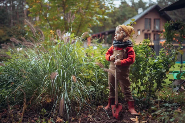 Litlle Girl Taking Care Vegetable Garden Spading Soil — Zdjęcie stockowe