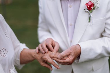 Evlilikleri sırasında altın alyansları olan son sınıf öğrencilerinin yakın çekimleri..