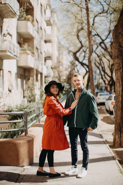 Young Couple Love Walking Outdoors City Street Hugging — Stockfoto