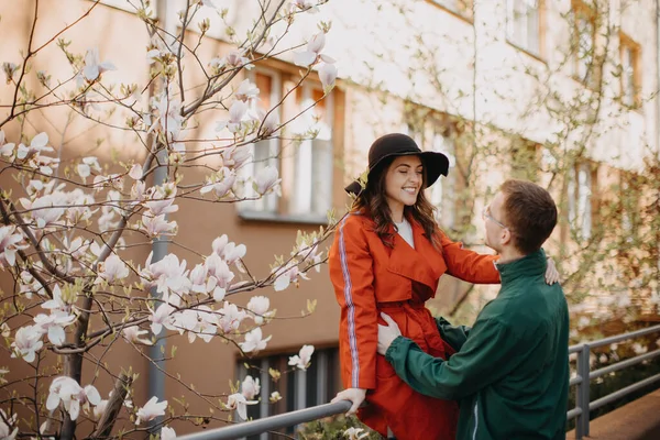 Young Couple Love Walking Outdoors City Street Hugging — Stockfoto