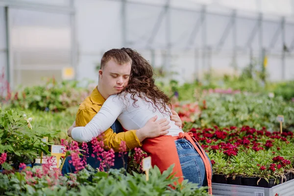 Una Florista Abrazando Joven Colega Con Síndrome Jardín — Foto de Stock