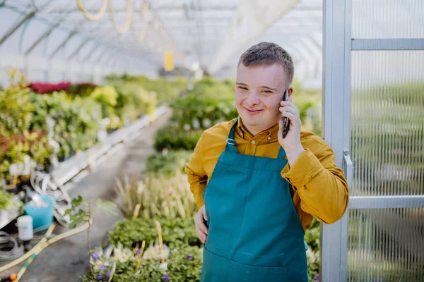 Joven Empleado Con Síndrome Que Trabaja Centro Jardinería Pie Puerta — Foto de Stock