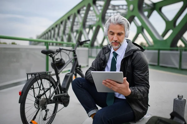 Homem Negócios Com Bicicleta Sentado Ponte Usando Tablet Ouvindo Música — Fotografia de Stock