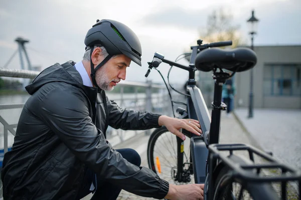 Portrait Businessman Bicycle Helmet Fixing His Bike Sustainable Lifestyle Concept — ストック写真