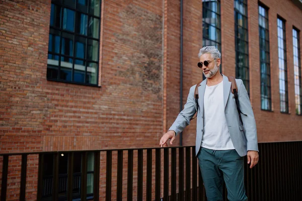 Ένας Άντρας Αυτοπεποίθηση Που Φοράει Σακίδιο Περπατώντας Στο Δρόμο Επιχειρηματίας — Φωτογραφία Αρχείου
