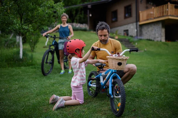 Una Giovane Famiglia Con Bambini Piccoli Che Prepara Giro Bicicletta — Foto Stock