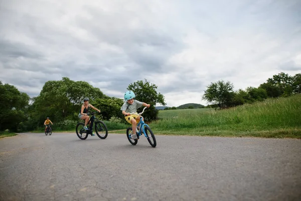 여름에 마을에서 자전거를 다니는 어린아이를 — 스톡 사진
