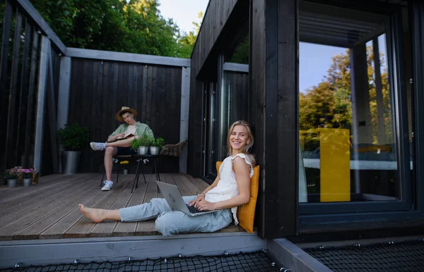 Happy Young Couple Laptop Resting Outdoors Tiny House Weekend Away — ストック写真