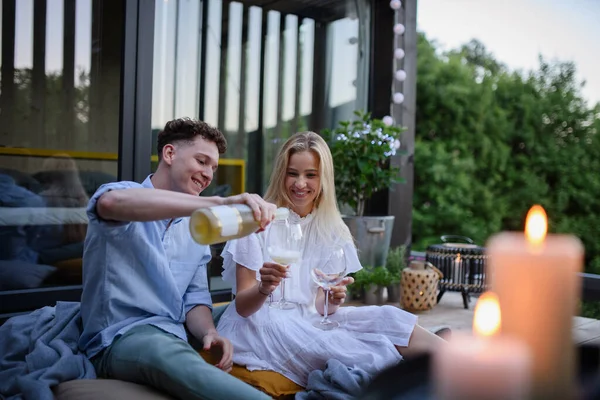 Young Couple Clinking Wine Outdoors Weekend Away Tiny House Countryside — 스톡 사진