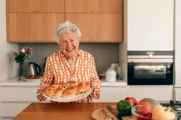 Happy Senior Woman Holding Homemade Sweet Braided Bread Raisins — Fotografia de Stock