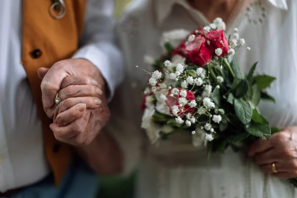 Close Van Senioren Handen Met Gouden Trouwringen Tijdens Hun Huwelijk — Stockfoto