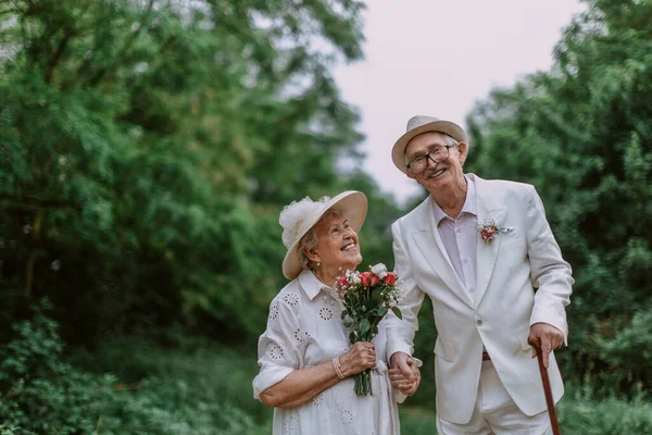 Старша Пара Одружується Природі Протягом Літнього Дня — стокове фото