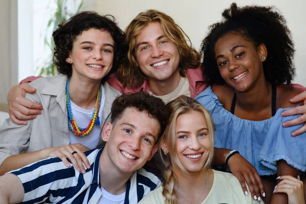 Retrato Diversos Grupos Amigos Com Raças Mistas Divertindo Juntos Dentro — Fotografia de Stock