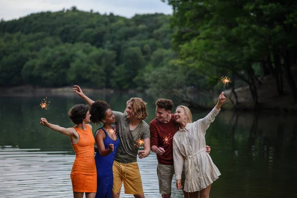 Groupe Heureux Amis Allumer Des Étincelles Profiter Liberté Plage Pendant — Photo