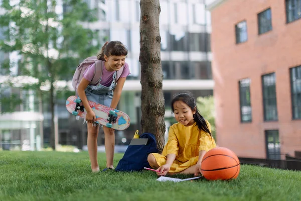 Щасливі Діти Грають Спілкуються Разом Міському Парку Протягом Літнього Дня — стокове фото