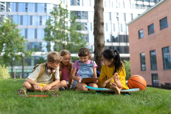 Happy Kids Playing Talking Together City Park Summer Day — ストック写真