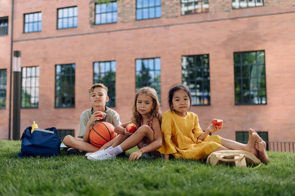 Happy Kids Playing Talking Together City Park Summer Day — Foto de Stock