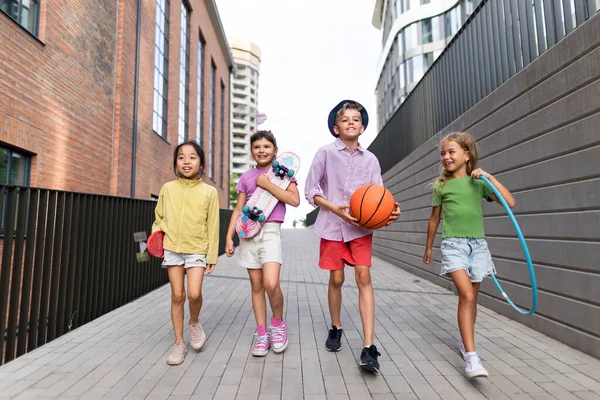 Щасливі Діти Грають Спілкуються Разом Місті Літній День Дивлячись Камеру — стокове фото
