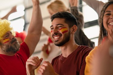 Heyecanlı futbol taraftarları stadyumdaki canlı futbol maçında İspanyol milli takımını destekliyor..