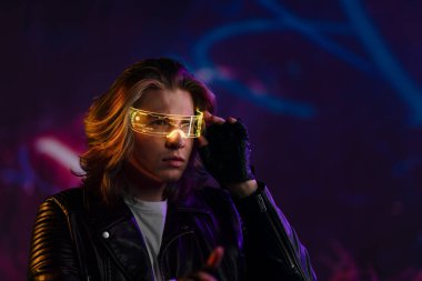 Metaverse dijital siber dünya teknolojisi, sanal gerçeklik VR gözlüklü bir adam artırılmış gerçeklik oyunu oynuyor, fütürist yaşam tarzı