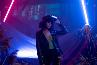 Metaverse dijital siber dünya teknolojisi, sanal gerçeklik VR gözlüklü kız artırılmış gerçeklik oyunu oynuyor, fütüristik yaşam tarzı