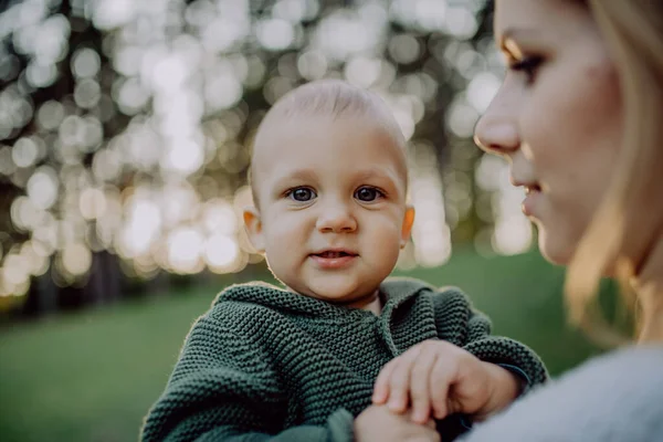 Mother Holding Her Little Baby Son Wearing Knitted Sweater Walk — Stock fotografie