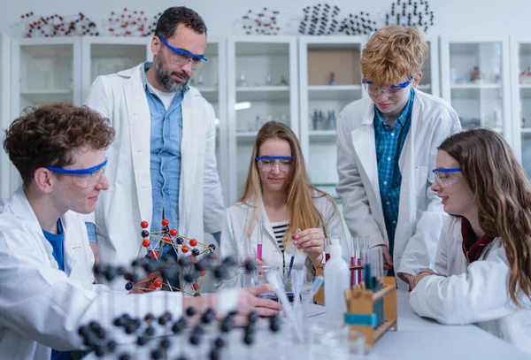 Science Students Teacher Doing Chemical Reaction Experiment Laboratory University Low — Fotografia de Stock