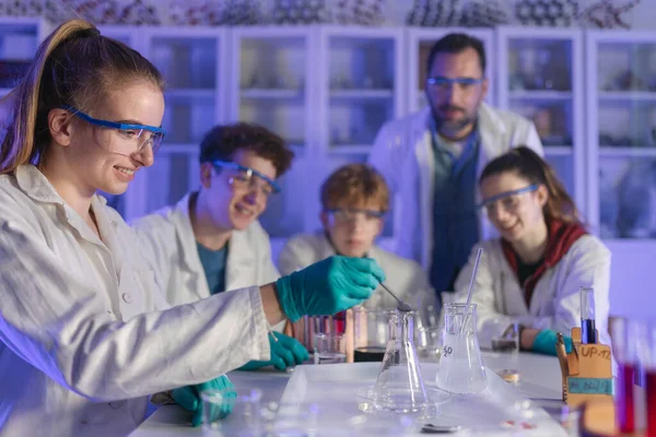 Estudantes Ciências Que Fazem Uma Experiência Química Laboratório Universidade — Fotografia de Stock