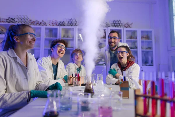 Студенты Естественных Наук Проводят Химический Эксперимент Лаборатории Университета — стоковое фото
