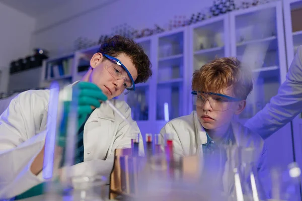 Estudante Ciências Fazer Experiências Químicas Laboratório Universidade — Fotografia de Stock