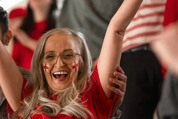 Emocionados Aficionados Fútbol Que Apoyan Equipo Nacional Inglés Partido Fútbol —  Fotos de Stock