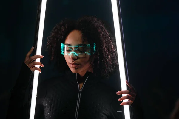 Metaverse Tecnologia Mundo Cibernético Digital Uma Jovem Mulher Com Óculos — Fotografia de Stock