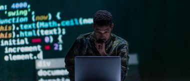 Karanlık Ağ 'da askeri birliğin hackerı, siber savaş konsepti.