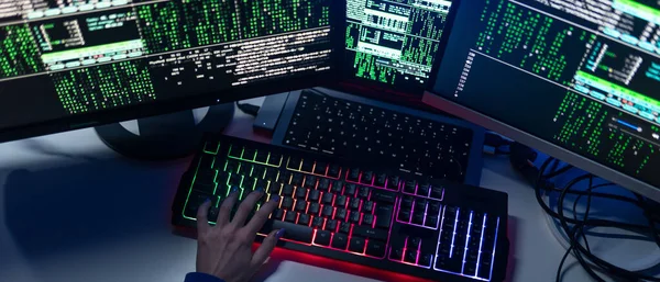 Close Van Een Vrouw Hacker Handen Toetsenbord Computer Donkere Kamer — Stockfoto