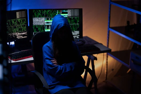 一个蒙面的匿名黑客晚上在黑暗的房间里被计算机蒙住眼睛 这是网络战的概念 — 图库照片